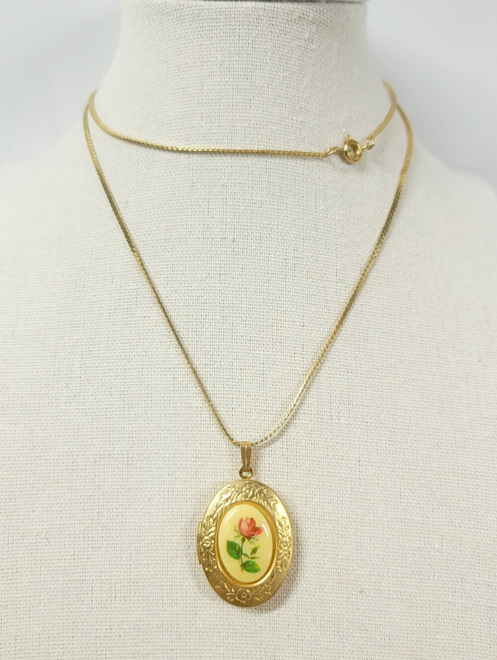 Vintage Rose Cameo Etched Gold Tone Locket
